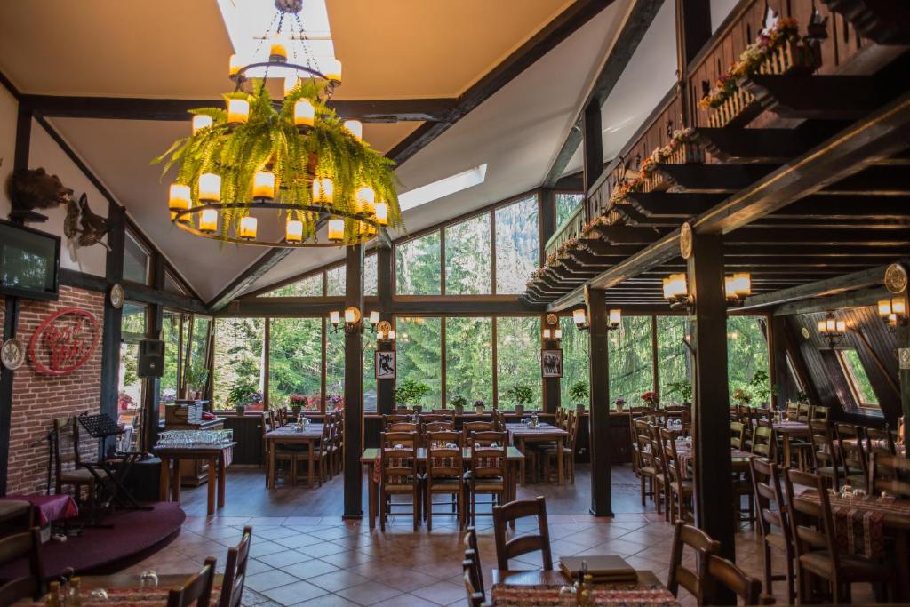 Restaurant cu candelabre