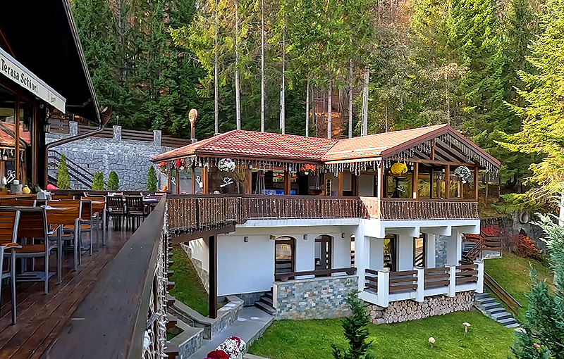 Pavilionul și terasa exterioară a restaurantului